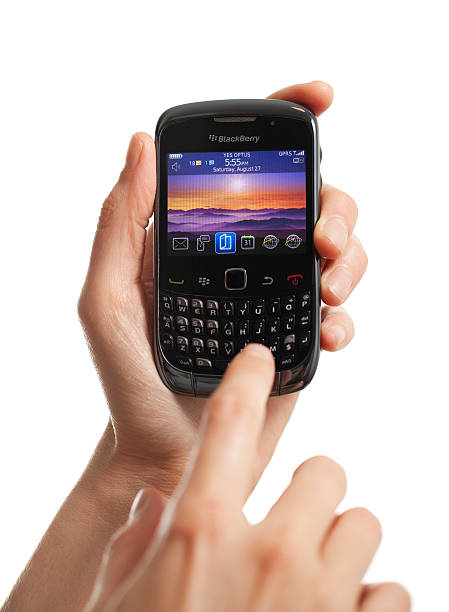 weiblich mit blackberry-vertikal - blackberry mobile phone smart phone human hand stock-fotos und bilder