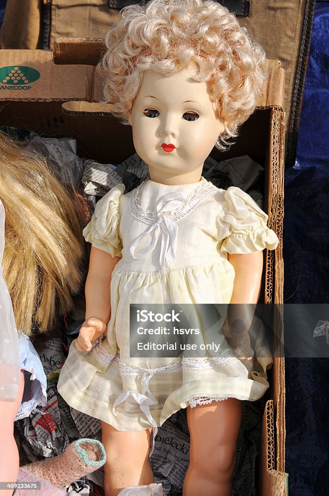 段ボール箱にフリーマーケット、古い赤ちゃん人形のおもちゃ - Clutteredのロイヤリティフリーストックフォト