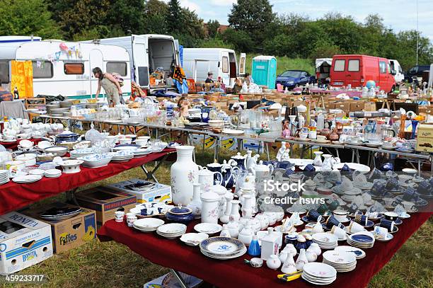 Photo libre de droit de Marché Aux Puces Avec Des Tables En Vaisselle Et Les Visiteurs En Arrièreplan banque d'images et plus d'images libres de droit de Allemagne