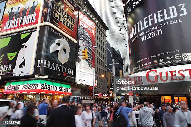 Photo libre de droit de Times Square Et Du Quartier Des Théâtres De La Foule De Panneaux Daffichage banque d'images et plus d'images libres de droit de 7ème avenue