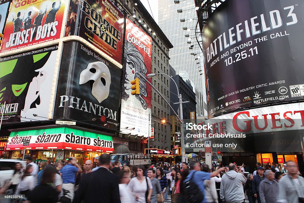 Folla Times Square e il quartiere dei teatri di cartelloni - Foto stock royalty-free di Affollato