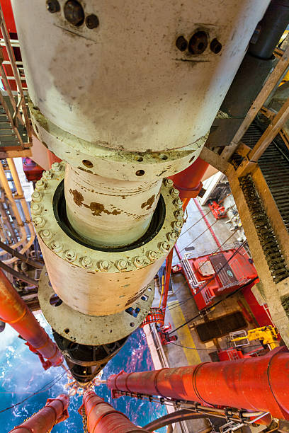 plataforma de plataforma de petróleo no mar tubos da riser - oil rig oil industry sea riser imagens e fotografias de stock