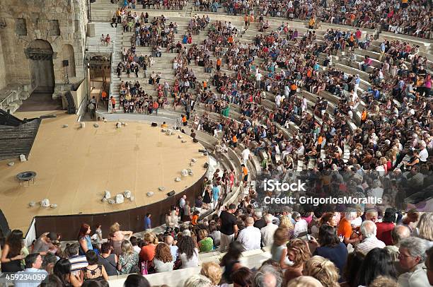 Odeion Des Herodes Atticus Mit Publikum Stockfoto und mehr Bilder von Athen - Griechenland - Athen - Griechenland, Freilufttheater, Menschen