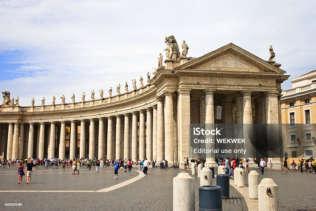 Colonnades で Piazza San Pietro につながる St Peter's Basilica - イタリアのロイヤリティフリーストックフォト