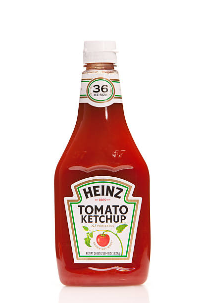 heinz catchup de tomate - ketchup brand name isolated on white isolated - fotografias e filmes do acervo