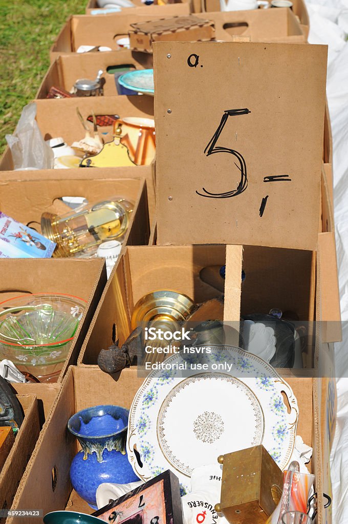 Boîtes en carton dans un vase et vaisselle au marché aux puces - Photo de Allemagne libre de droits