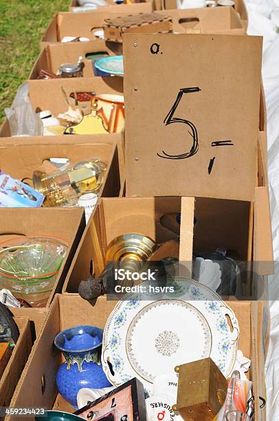 Photo libre de droit de Boîtes En Carton Dans Un Vase Et Vaisselle Au Marché Aux Puces banque d'images et plus d'images libres de droit de Allemagne