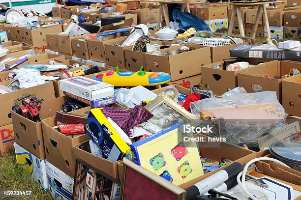 Caixas De Cartão Com Jogos De Tabuleiro E Da Louça Feira Da Ladra - Fotografias de stock e mais imagens de Venda de garagem