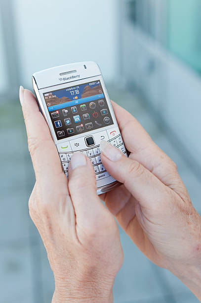 smartfon blackberry z aplikacji społecznościowych – zbliżenie - blackberry mobile phone smart phone human hand zdjęcia i obrazy z banku zdjęć