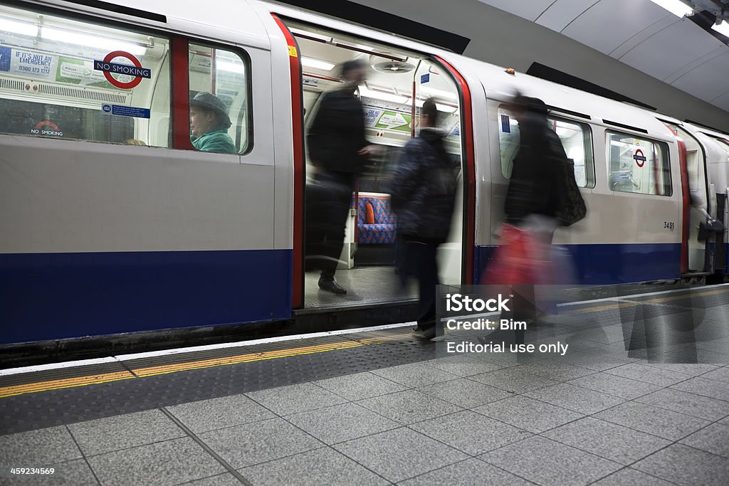 Osoby na pokład pociągu na metra Oxford Circus, Londyn, Wielka Brytania - Zbiór zdjęć royalty-free (Anglia)