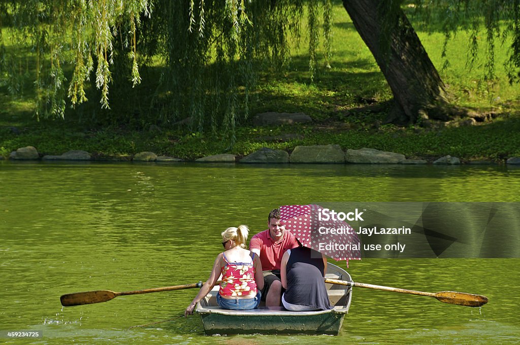 Row Boaters en Central Park Manhattan, ciudad de Nueva York - Foto de stock de Adulto libre de derechos