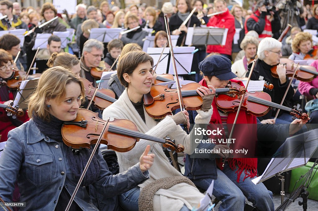 Protestas contra el Gobierno neerlandés recortes introducidos en la cultura y arte - Foto de stock de Orquesta libre de derechos