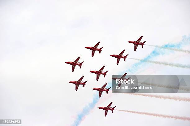 Photo libre de droit de Red Arrows Farnborough Air Show banque d'images et plus d'images libres de droit de Red Arrows - Red Arrows, Royal Air Force, Angleterre