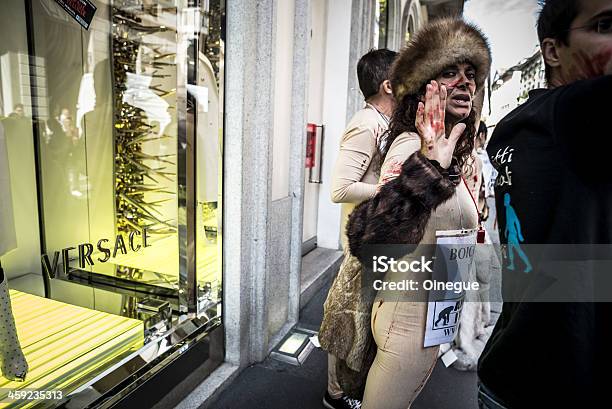 Foto de Animalisti Italiani Protesto Contra Milão Semana Da Moda Em Septem e mais fotos de stock de 2013