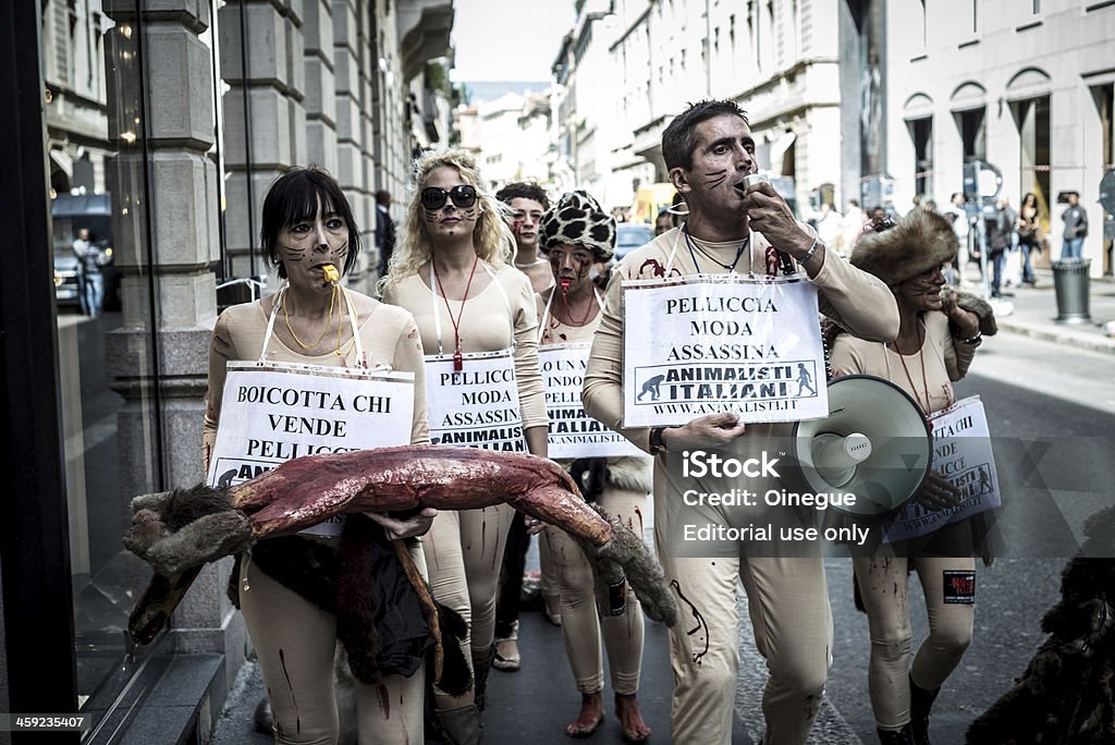 Animalisti Italiani protesto contra Milão semana da moda em Septem - Foto de stock de 2013 royalty-free