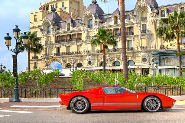 red voiture de luxe en face de l'hôtel de paris. - ferrari car red status car photos et images de collection