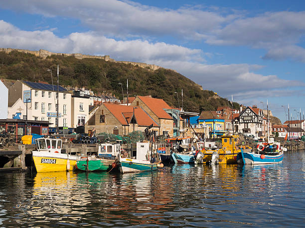 scarborough harbour, anglia. - ship industrial ship fishing boat europe zdjęcia i obrazy z banku zdjęć