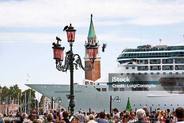 Statek Wycieczkowy San Marco W Wenecji Włochy - zdjęcia stockowe i więcej obrazów Statek wycieczkowy - Statek wycieczkowy, Wenecja - Włochy, Architektura