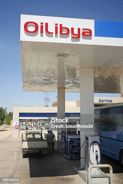 Oilibya Pompy Paliwa - zdjęcia stockowe i więcej obrazów Afryka - Afryka, Autobus, Nalewać paliwo