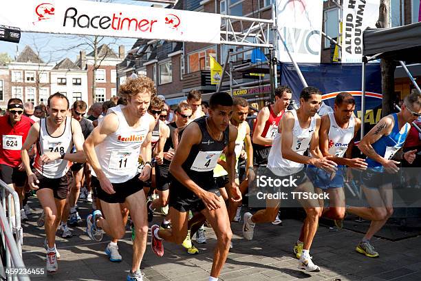 Biegaczy Rozpocząć 6 Dordrecht Miasto Run - zdjęcia stockowe i więcej obrazów Aktywny tryb życia - Aktywny tryb życia, Bieg mężczyzn, Biegać