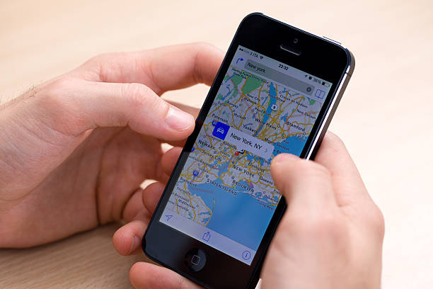 google maps application sur apple iphone 5 avec ios 7 logiciel - iphone google holding telephone photos et images de collection