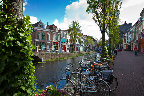 Bicicletas por um Canal em Delft, Holanda - foto de acervo