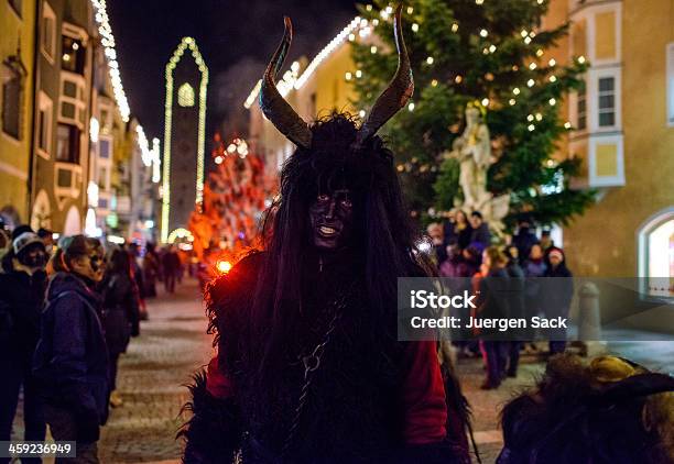 Krampus W Sterzingvipiteno - zdjęcia stockowe i więcej obrazów Krampus - Krampus, Noc, Parada