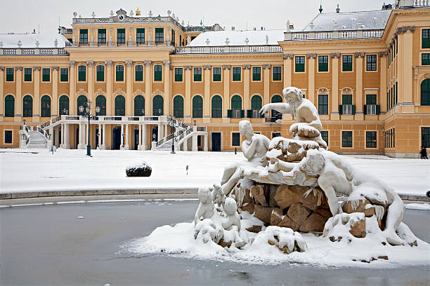 vienne-château de schönbrunn et d'une fontaine en hiver - mythology snow winter austria photos et images de collection