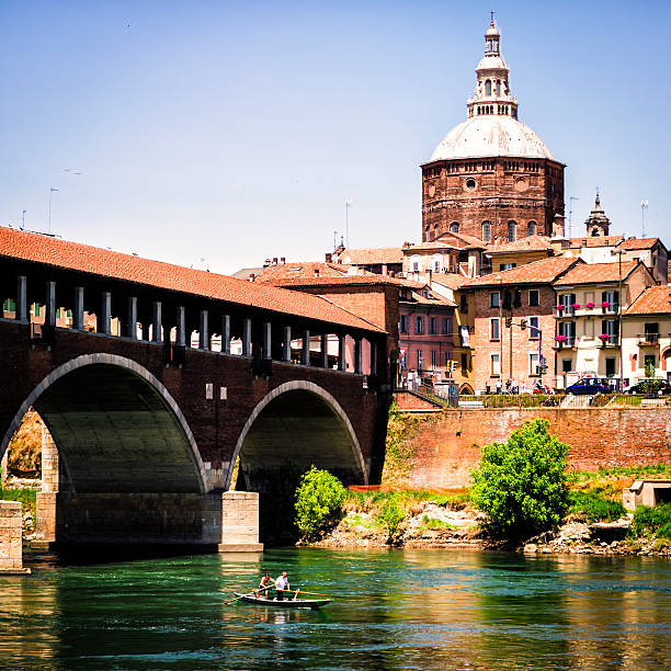 dois homens de remo sob a ponte coberta de pavia - europe arch bridge stone bridge covered bridge imagens e fotografias de stock