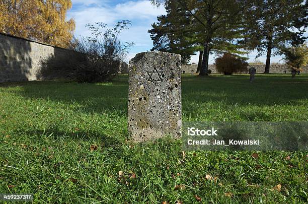 Żydowska Gravestone Obóz Koncentracyjny Mauthausen - zdjęcia stockowe i więcej obrazów Antysemityzm - Antysemityzm, Cmentarz, Holokaust