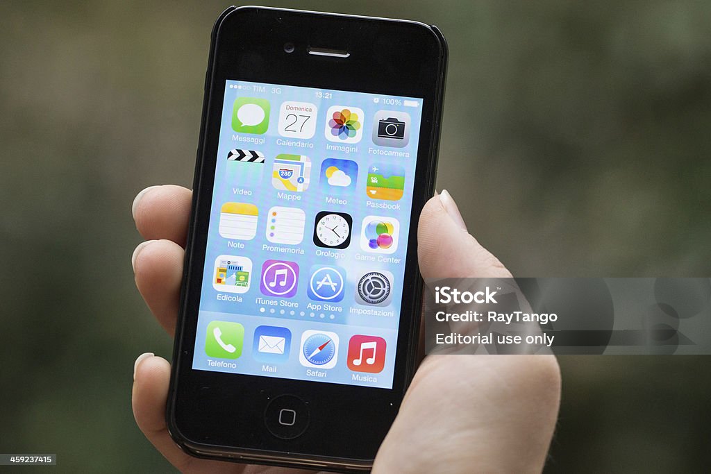 ハンド保持 Iphone 4 S で、iOS 7 - GUIのロイヤリティフリーストックフォト