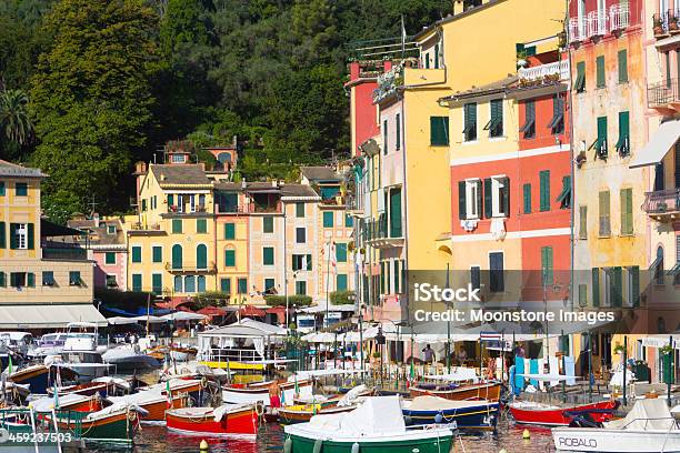 Portofino Sulla Riviera Di Levante Italia - Fotografie stock e altre immagini di Ambientazione esterna - Ambientazione esterna, Barca a motore, Barca a remi