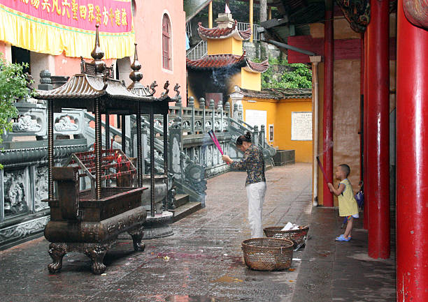 mulher e criança rezar no templo budista - iron asian culture buddhism buddha imagens e fotografias de stock