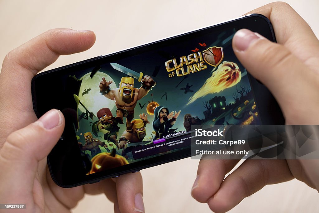 Conflitto di Clans per Iphone 5 e IOS 7 - Foto stock royalty-free di Adulto