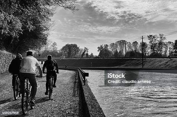 Bicicletta Laneblack E Bianco - Fotografie stock e altre immagini di Acqua - Acqua, Ambientazione esterna, Bianco e nero