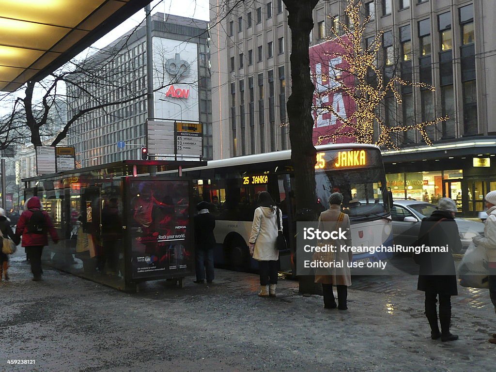 Esperando el autobús en Finlandia - Foto de stock de Aire libre libre de derechos