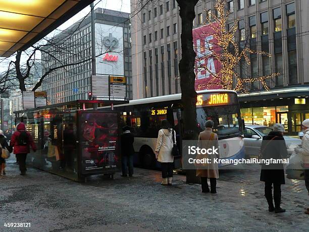 Foto de Esperando O Ônibus Na Finlândia e mais fotos de stock de Carro - Carro, Cidade, Comércio - Consumismo