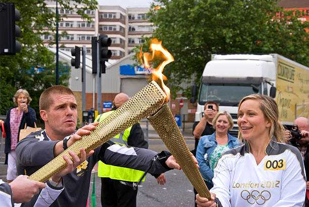 torche des jeux olympiques de 2012 - olympic torch photos et images de collection