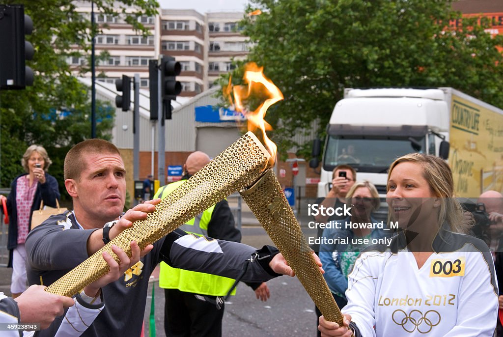 Olympic torch 2012 r. - Zbiór zdjęć royalty-free (Znicz olimpijski - Pochodnia sportowa)