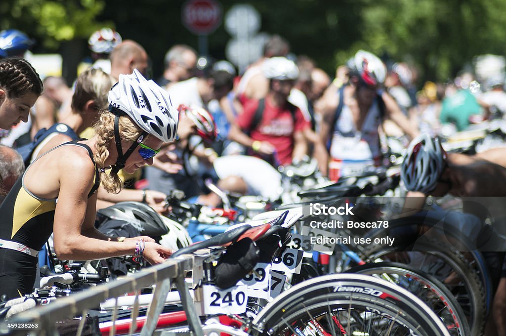 Athleten Vorbereitung Ausrüstung für einen triathlon Wettbewerb - Lizenzfrei Abwarten Stock-Foto