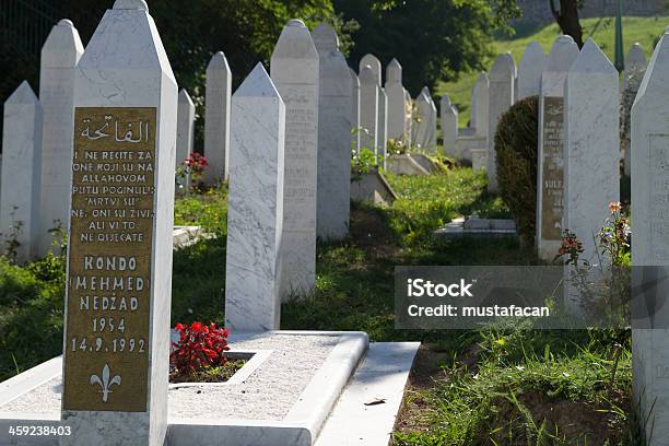 Мученикs Memorial Кладбище Kovaci В Сараево — стоковые фотографии и другие картинки Балканы - Балканы, Башня, Без людей