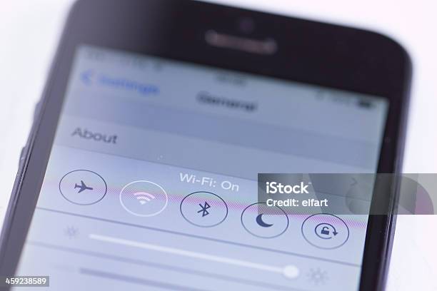 Foto de Tela Do Apple Iphone 5 E O Novo Centro De Controle e mais fotos de stock de Modo de avião - Modo de avião, Telefone, Aplicação móvel