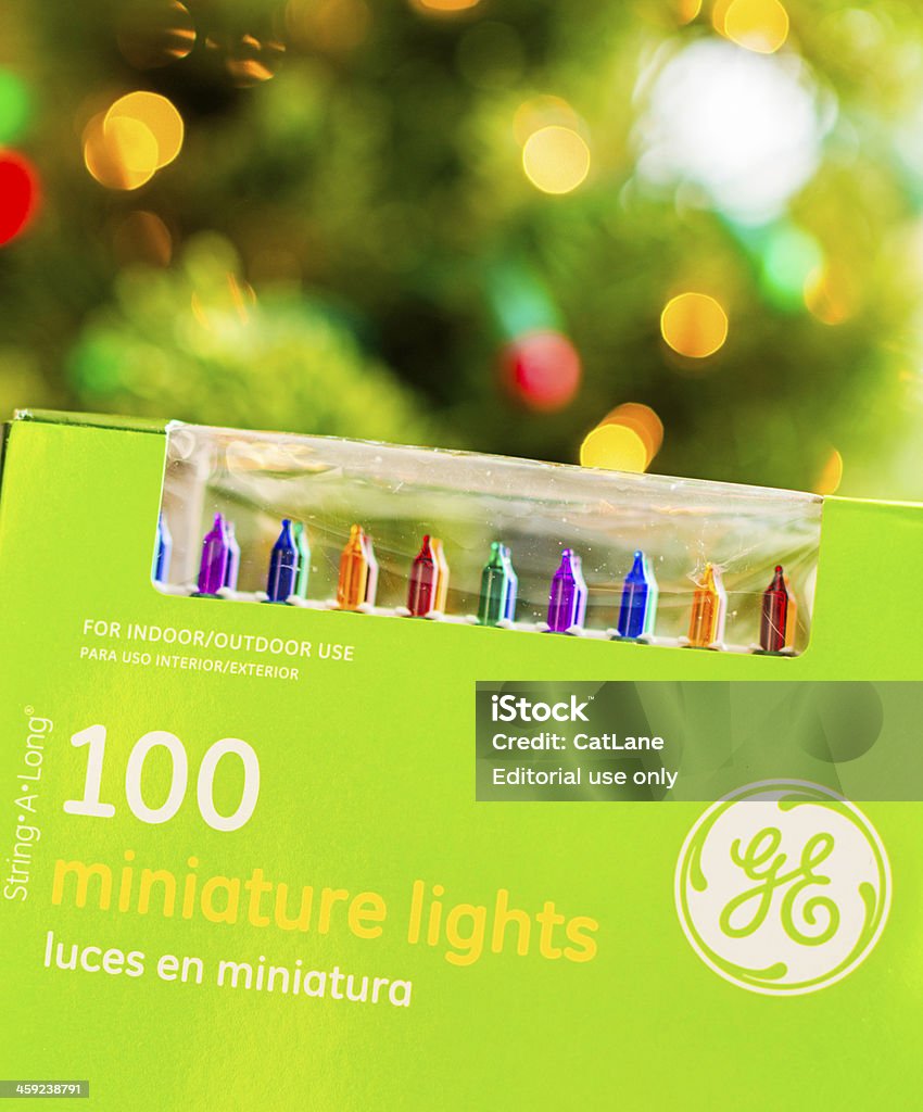 Árbol de Navidad con luces - Foto de stock de Bombilla libre de derechos