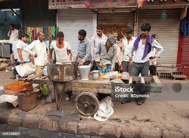 Nueva Delhi Street Vida Foto de stock y más banco de imágenes de Adulto - Adulto, Alimento, Beber