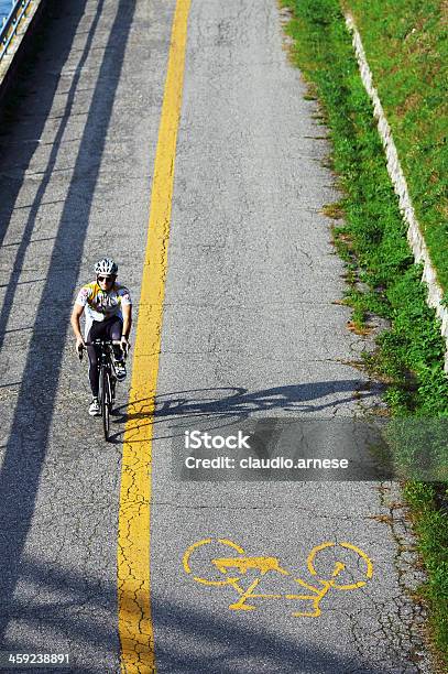 Pista Ciclabile Immagine A Colori - Fotografie stock e altre immagini di Ambientazione esterna - Ambientazione esterna, Bicicletta, Ciclismo