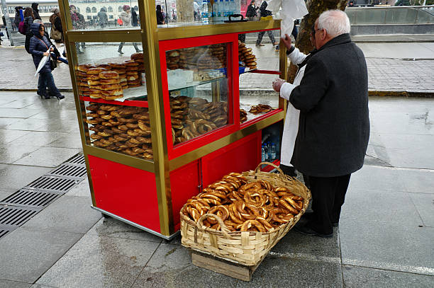 tradicional comida de rua fique de pé em istambul, turquia - pretsel - fotografias e filmes do acervo