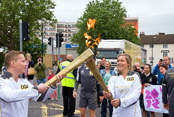 antorcha olímpica 2012 - flaming torch fire flame sport torch fotografías e imágenes de stock