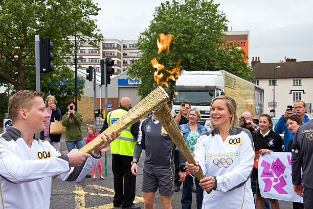 олимпийский факел 2012 г. - olympic torch стоковые фото и изображения