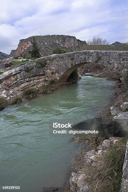 Римский Мост Через Принятие Colomera Река — стоковые фотографии и другие картинки Андалусия - Андалусия, Без людей, Вертикальный