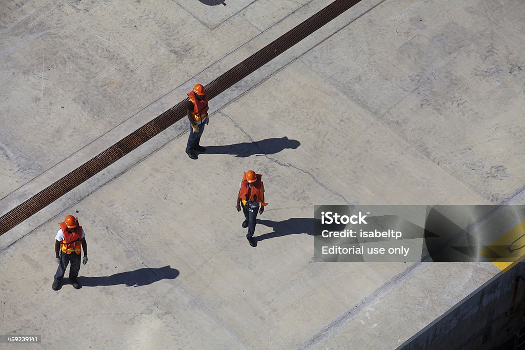 Trois hommes sur un ponton - Photo de Béton libre de droits